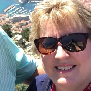 Meet your Posher, Elaine